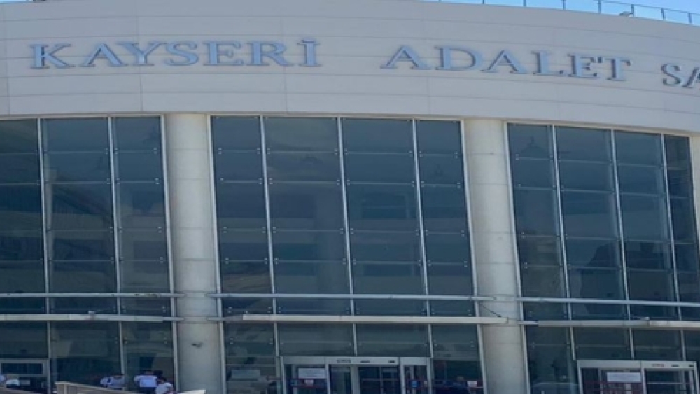 Hastanın ölümüne sebebiyet vermekle suçlanan yoğun bakım hemşiresinin yargılanmasına başlandı